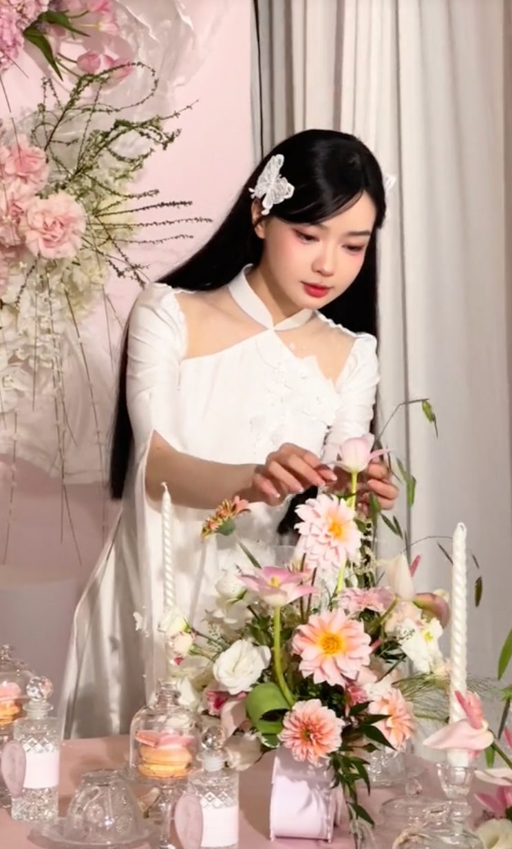 Vicky nhận nhiều lời khen bởi không chỉ có visual cực phẩm mà cách nói chuyện vui vẻ, hài hước của cô nàng khiến nhiều người xem u mê khó thoát.