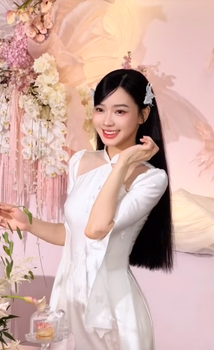 Danh tính cô dâu này cũng không mấy xa lạ với nhiều bạn trẻ - Vicky Thiên Trần (Trần Đỗ Ái Thiên, SN 1994), người từng được mệnh danh là “hot girl ảnh thẻ” nổi đình đám một thời.