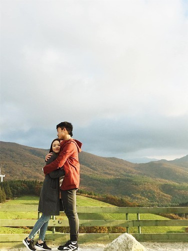 Không lâu sau đó là hình ảnh Xuân Trường tất bật phụ vợ thay tã bỉm, bồng bế con xuất hiện. Khoảnh khắc nam cầu thủ gia nhập "bố bỉm" khiến người hâm mộ thích thú.