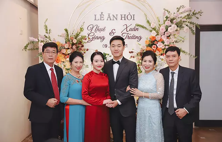 Bản thân Giang và Trường muốn Daisy (tên ở nhà của em bé) trưởng thành hơn. Bao giờ thích hợp, chúng mình sẽ chia sẻ nhiều hơn về em bé. Và cũng cảm ơn tình cảm của mọi người dành cho gia đình Giang, mong mọi người giữ kín ạ. Cảm ơn!". Vợ Lương Xuân Trường chia sẻ thêm.