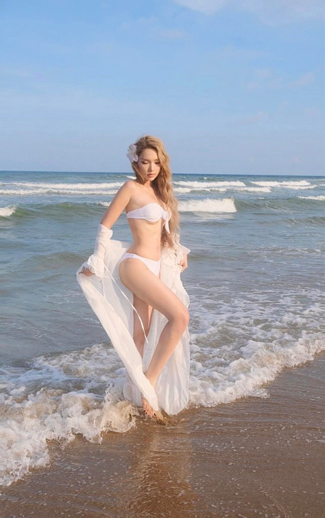 Từ nhỏ, Mỹm Trần đã nhận ra sự khác biệt ở mình. Cô đi đứng, nói năng đều rất nhẹ nhàng, ở trường thì thích chơi với con gái, về nhà thì muốn chơi búp bê, xem hát kịch rồi giả làm công chúa…