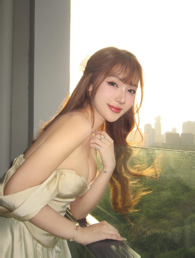 Trở thành một cô gái trọn vẹn, Mỹm Trần cảm nhận được niềm hạnh phúc chưa từng có. Cô nàng ngày càng đẹp. Với vóc dáng 1m76 cùng đường cong mềm mại, nuột nà, ít ai nhận ra cô là người chuyển giới.