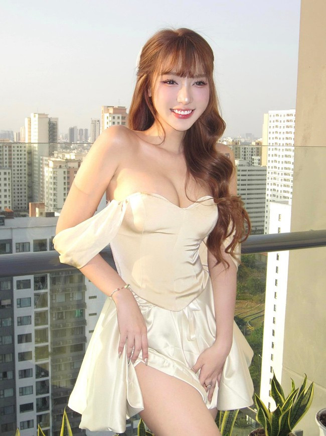 Năm 22 tuổi, cô nàng chính thức nuôi tóc dài, trang điểm, ăn mặc như con gái. Sau khi tiết kiệm đủ chi phí, cô một mình sang Thái Lan chuyển giới bất chấp sự ngăn cản của mẹ.