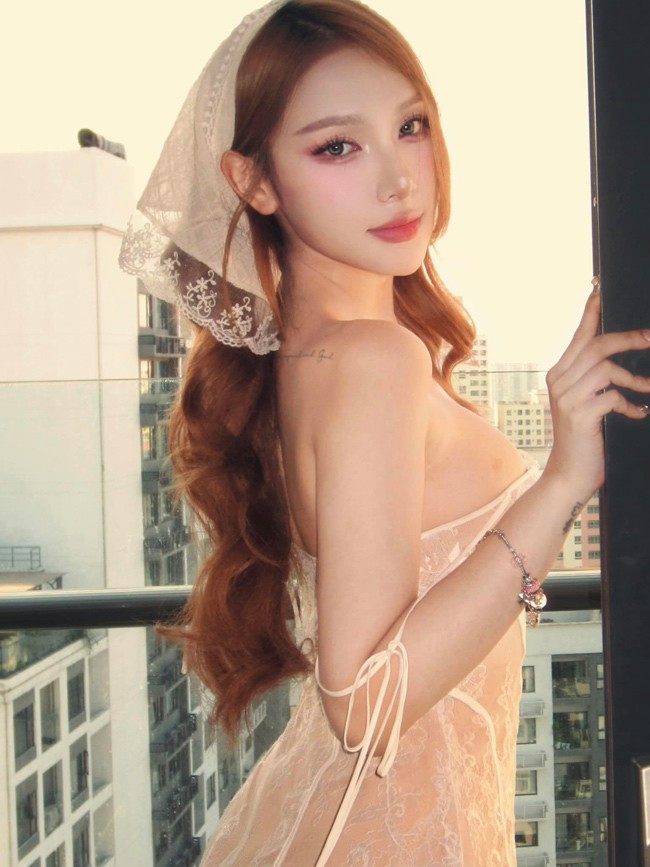 Mỹm Trần sở hữu gương mặt xinh như búp bê, vóc dáng nóng bỏng. Cô nàng theo đuổi phong cách quyến rũ, táo bạo, mỗi lần xuất hiện đều gây bất ngờ.