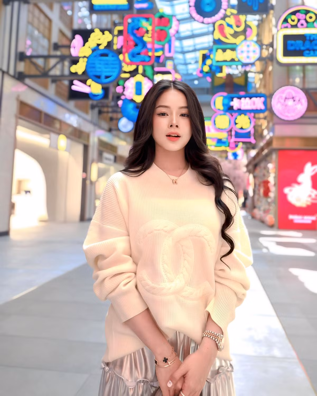 Gương mặt khả ái, vóc dáng nóng bỏng cùng gu âm nhạc mới mẻ, nữ DJ gốc Đà Nẵng "gây sốt" mỗi lần xuất hiện hỗ trợ các thí sinh. Cô nàng cũng gây ấn tượng khi xuất hiện trong chương trình 'The Remix' - gameshow âm nhạc nổi tiếng.