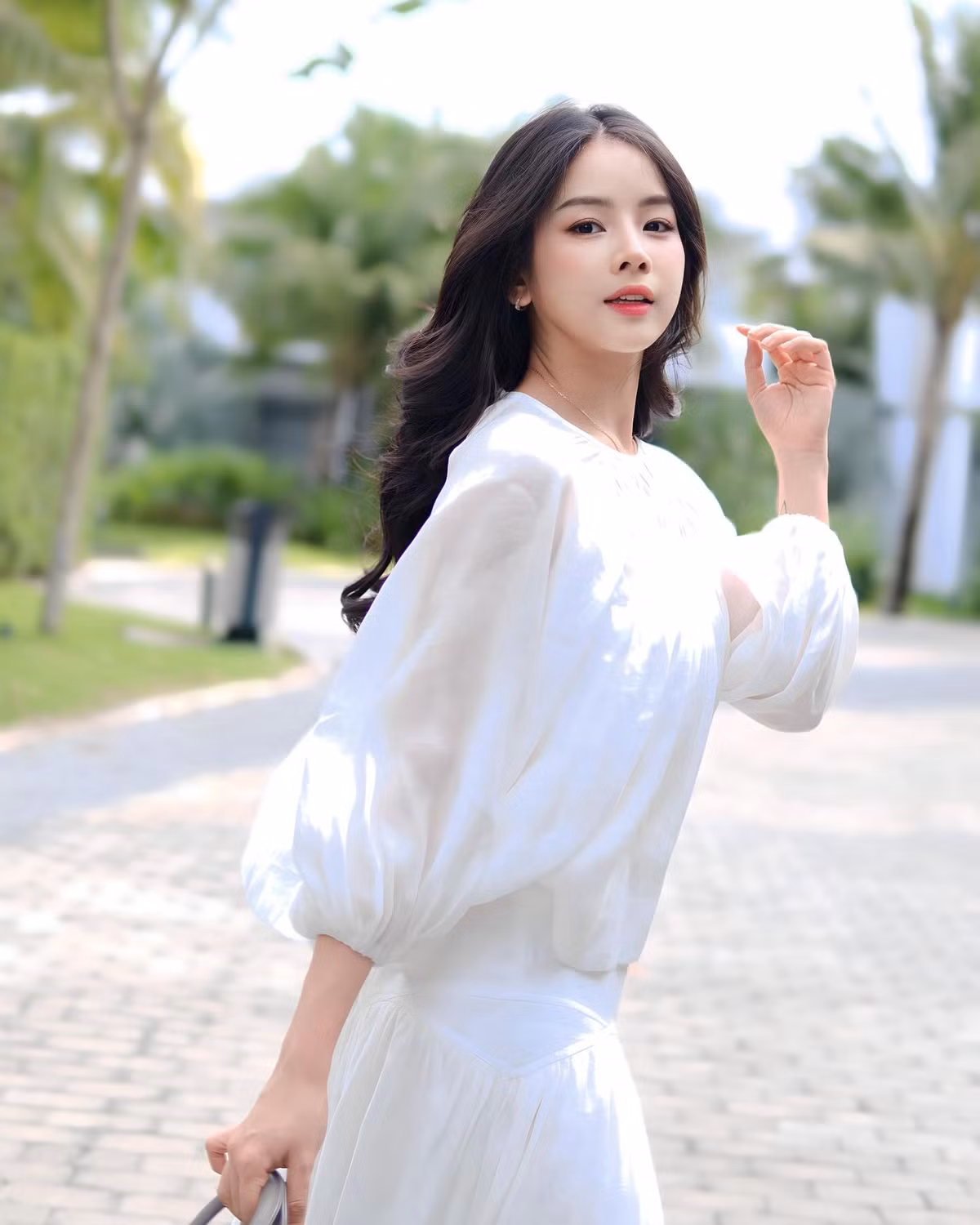 Mie từng theo học trường Cao đẳng múa Việt Nam (Hà Nội), bắt đầu sự nghiệp nghệ thuật với vai trò diễn viên múa. Sau này, cô bén duyên với nghề DJ. Đó vừa là đam mê vừa là nghề nghiệp phù hợp với tính cách cũng như định hướng phát triển của cô nàng.