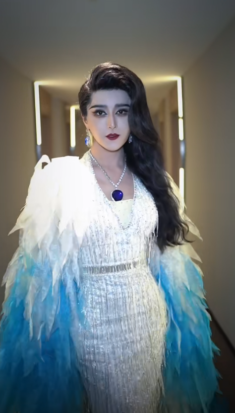 Hạ Băng nổi tiếng với các clip hóa thân thành nữ, make up xinh đẹp, lên đồ lồng lộn đi chụp ảnh đường phố hoặc tham gia một số sự kiện trong nước.