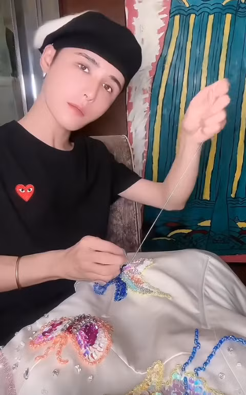 Ngoài những màn hóa trang, lên đồ chỉn chu thì Hạ Băng cũng gây chú ý không kém với những vlogs chia sẻ cuộc sống đời thường hay đáp trả anti fans về chuyện phẫu thuật thẩm mỹ.