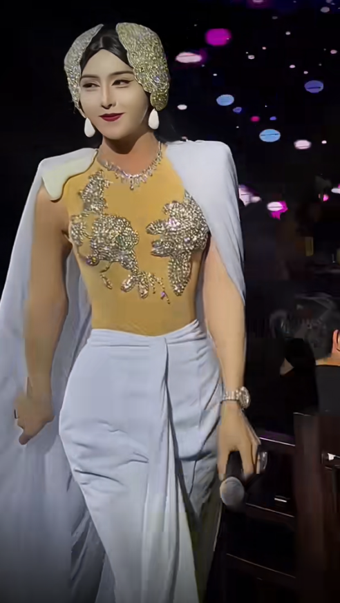 Theo Sina , sự xuất hiện của “Phạm Băng Băng mùa Halloween” này khiến đường phố Hàng Châu, Trung Quốc như tắc nghẽn. Đông đảo người dân vì hiếu kỳ mà chụp ảnh, xin info, và trò chuyện với nhân vật nêu trên.