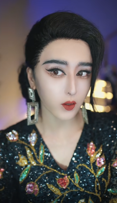 Hạ Băng là nhà sáng tạo nội dung trên nền tảng Douyin. Bắt đầu hoạt động từ ngày 20/08/2022, hiện đã thu về 113 nghìn lượt follower và 340 nghìn lượt yêu thích.