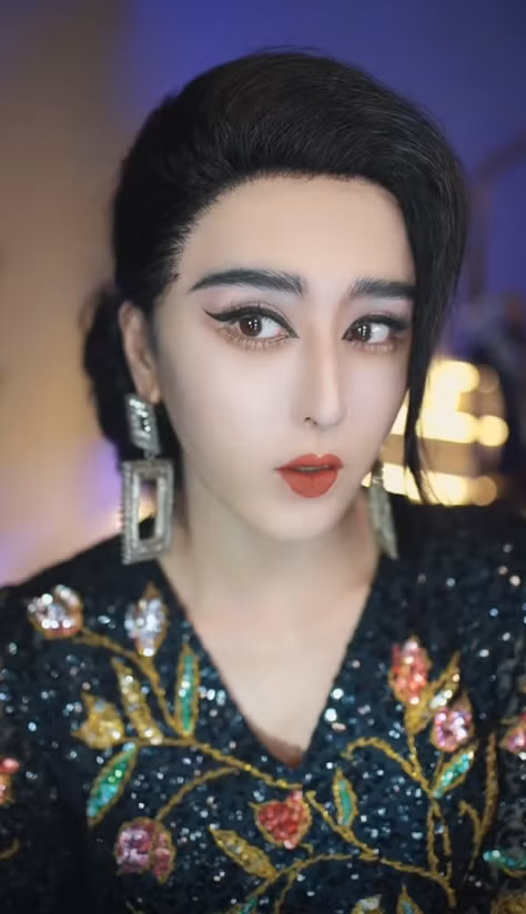 Hạ Băng là nhà sáng tạo nội dung trên nền tảng Douyin. Bắt đầu hoạt động từ ngày 20/08/2022, hiện đã thu về 113 nghìn lượt follower và 340 nghìn lượt yêu thích.