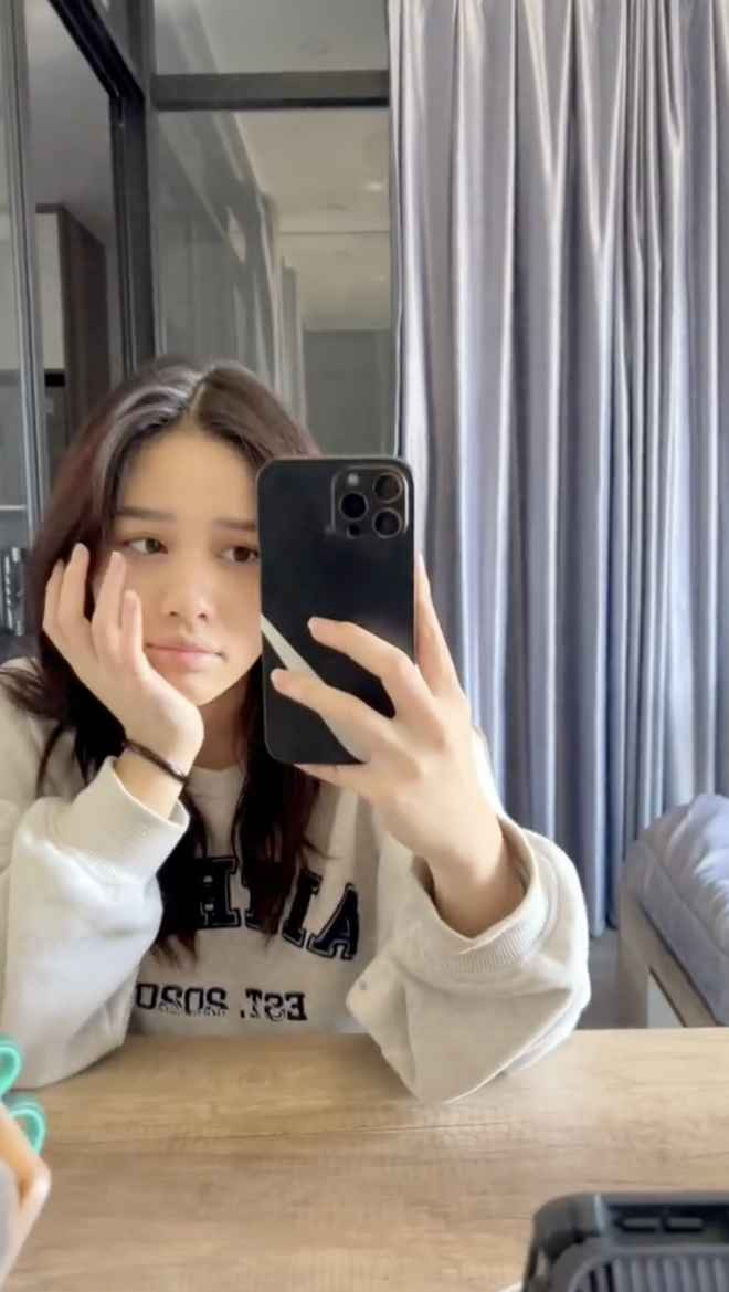 Trong một clip lên đồ đi chơi, hot girl Ngoại thương đã không ngại để lộ nhan sắc mộc mạc khi mới ngủ dậy của mình.