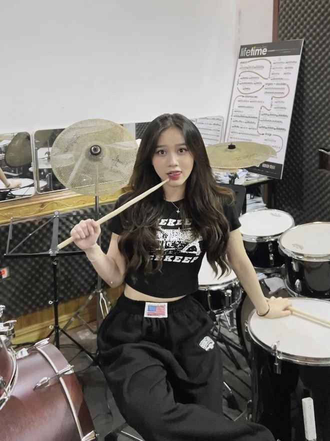 Mỗi video mà Mỹ Hoa đăng tải đều nhận được sự ủng hộ của cộng đồng mạng bởi lối nói chuyện có duyên, dí dỏm, cùng sự hiểu biết và thông minh của cô nàng.