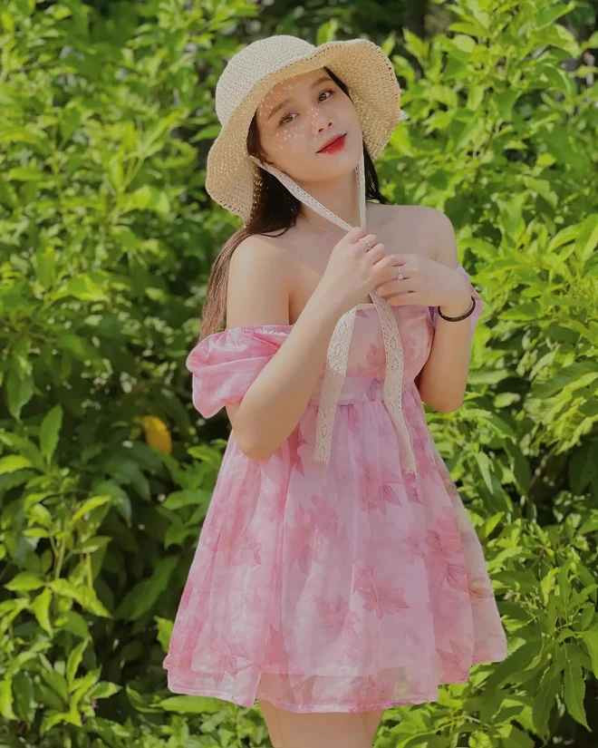 Nội dung kênh Tik Tok của bạn gái Nhâm Mạnh Dũng thường là những video đăng tải về những chủ đề được giới trẻ quan tâm như: Unboxing, Hướng dẫn tự Make up, chia sẻ "công thức" Skincare,...