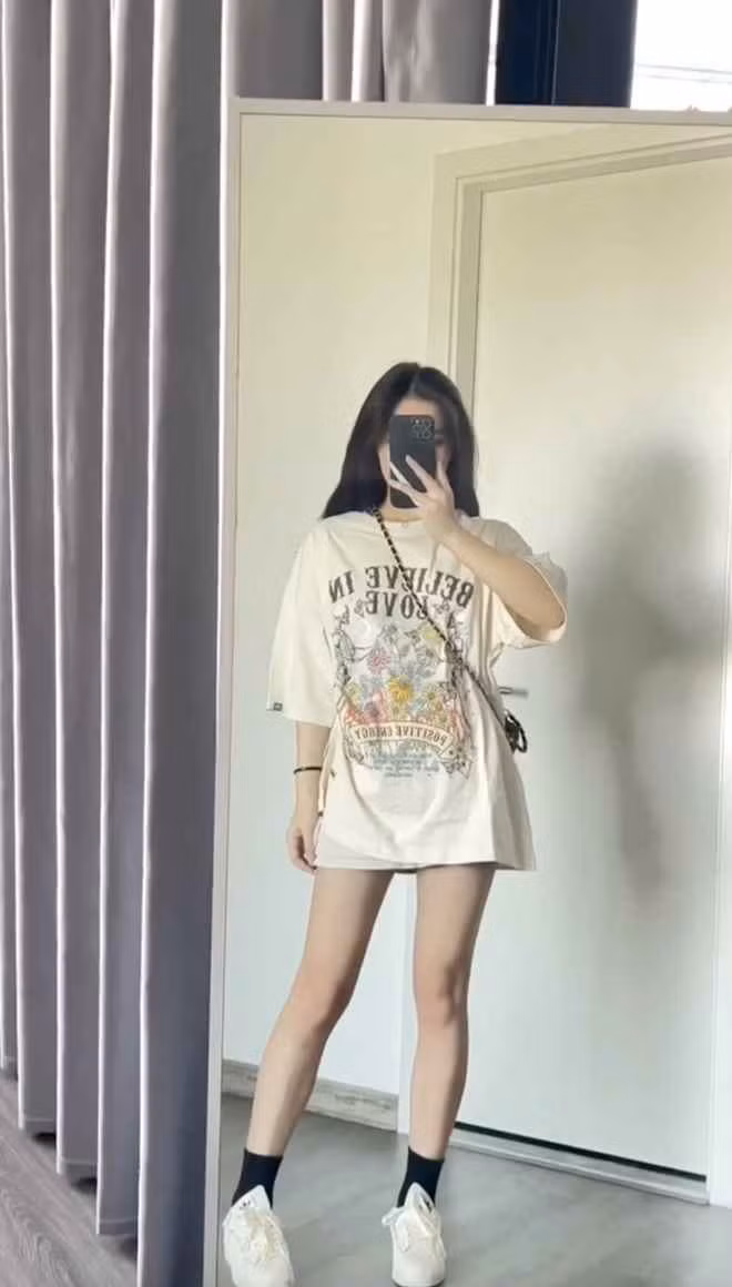 Bên cạnh đó vóc dáng và đôi chân thon gọn của bạn gái Nhâm Mạnh Dũng cũng khiến cư dân mạng trầm trồ, không hổ danh hot girl Ngoại thương.