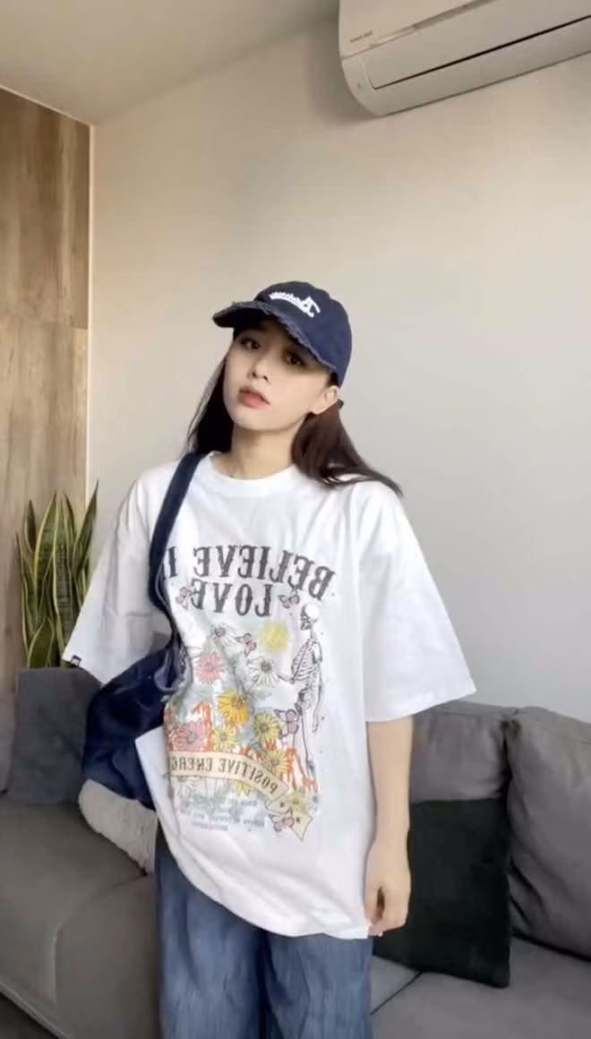 Khi không có sự hỗ trợ từ son phấn, trông Hoa Mỹ có phần nhợt nhạt hơn một chút nhưng vẫn gây ấn tượng với làn da trắng trẻo, không tì vết.