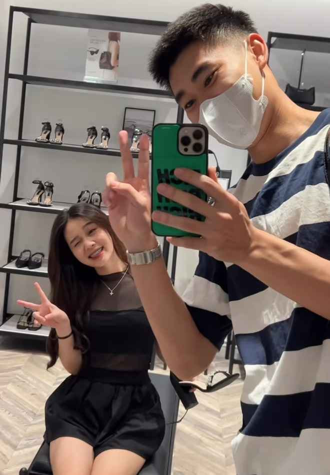 Cách đây không lâu, thông tin cầu thủ Nhâm Mạnh Dũng công khai bạn gái mới khiến nhiều người chú ý. Nửa kia của “nam thần” làng bóng đá là Đồng Thị Hoa Mỹ, sinh năm 2001, đến từ Bắc Giang.