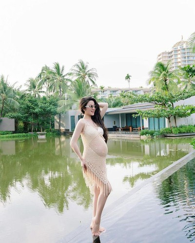 Bụng bầu to vượt bà, mặt xã Quang Hải vẫn chuộng diện đồ bơi hai mảnh, xuyên thấu.