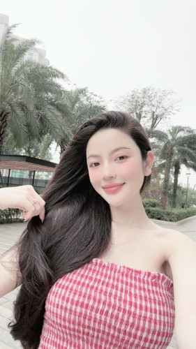 Trong những tháng giữa thai kỳ, Chu Thanh Huyền cũng được người hâm mộ nhận xét là nhuận sắc.