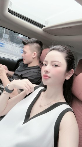 Quang Hải và Chu Thanh Huyền về chung nhà vào hôm 7/4/2024. Tại đám cưới, cô thông báo đã mang thai con đầu lòng, đồng thời tiết lộ giới tính của bé. Đông đảo người hâm mộ gửi lời chúc phúc cho cặp đôi.