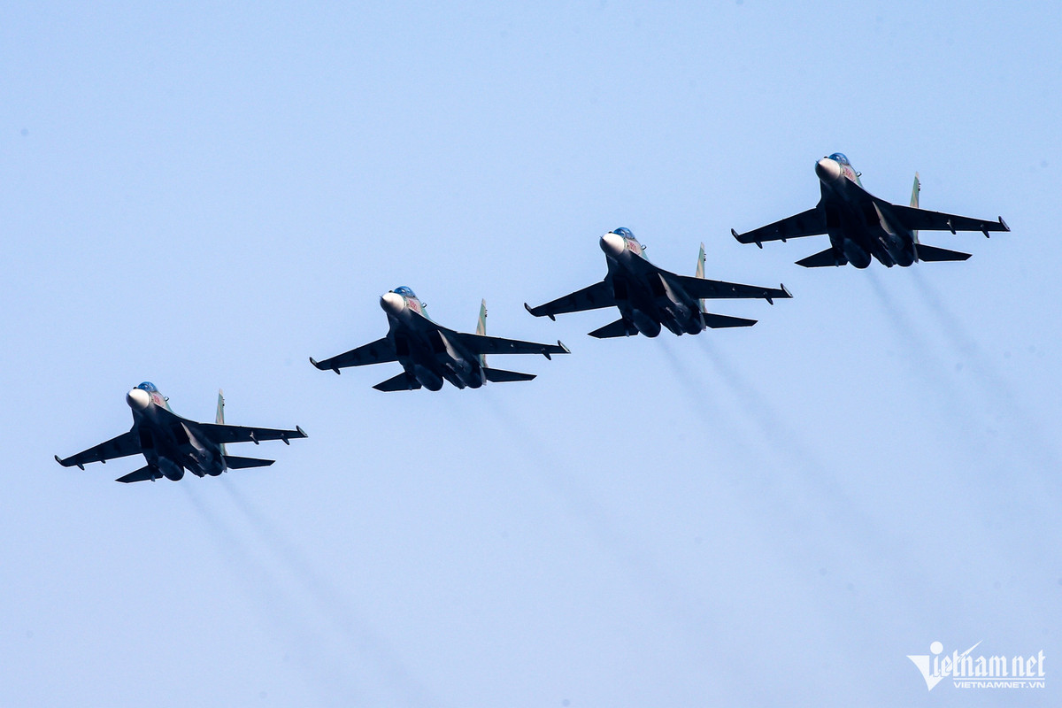 Trong ảnh là biên đội gồm 4 tiêm kích Su-30MK2 luyện tập bay biểu diễn theo đội hình ngang.