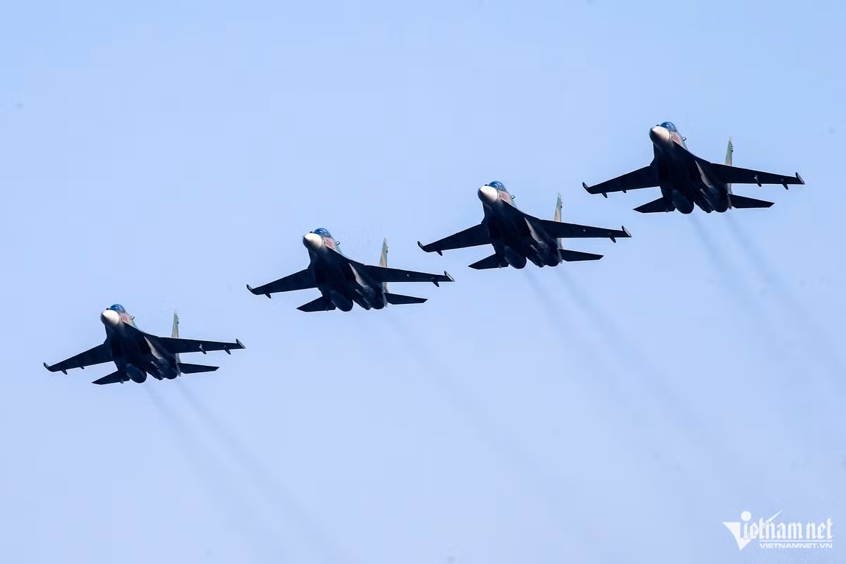 Trong ảnh là biên đội gồm 4 tiêm kích Su-30MK2 luyện tập bay biểu diễn theo đội hình ngang.