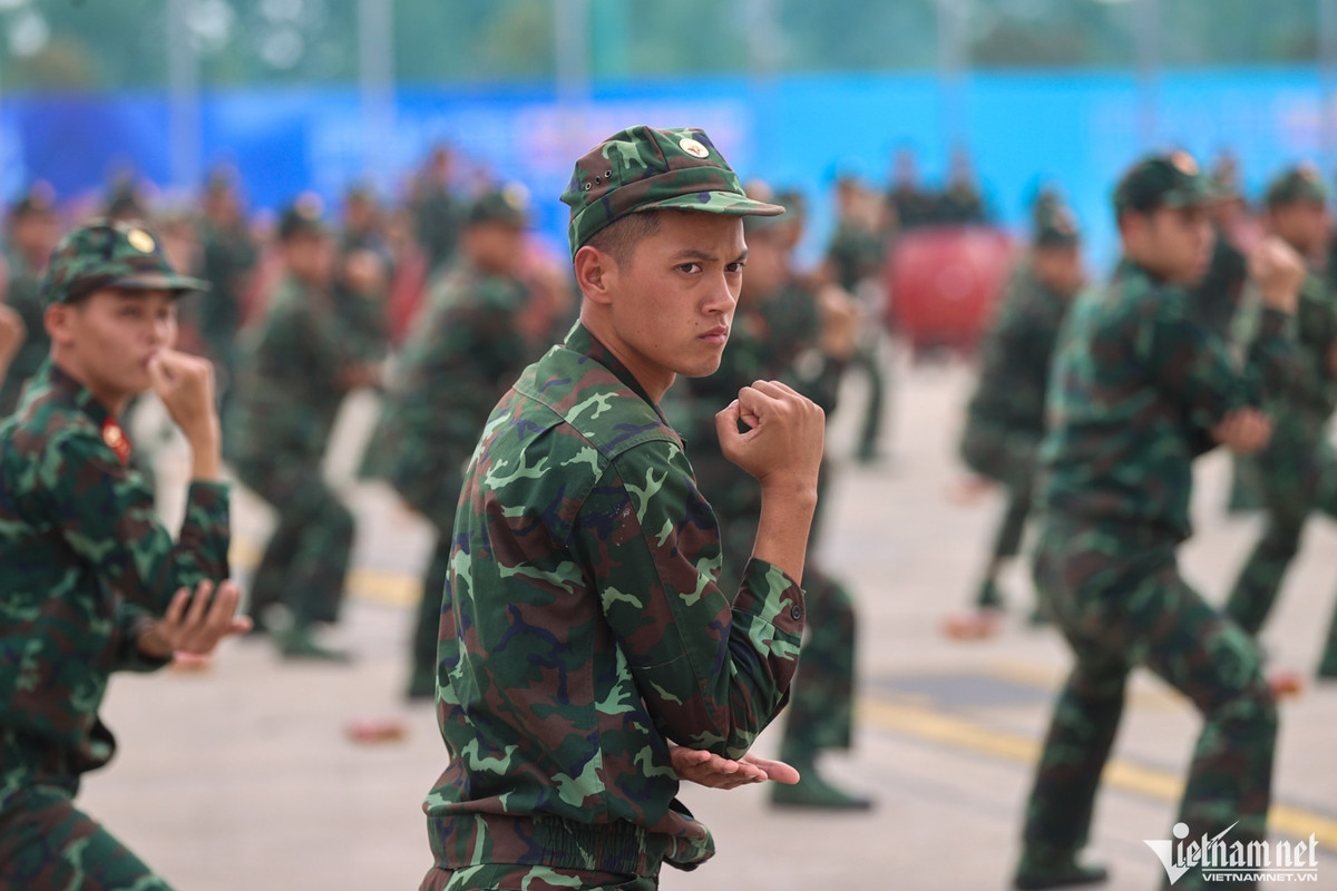 Góp ý cụ thể vào phần trình diễn, Thượng tướng Phùng Sĩ Tấn cho rằng, phải thể hiện được tinh thần con người Việt Nam, quân nhân Việt Nam với bản lĩnh mạnh mẽ, thể hiện niềm tự hào...