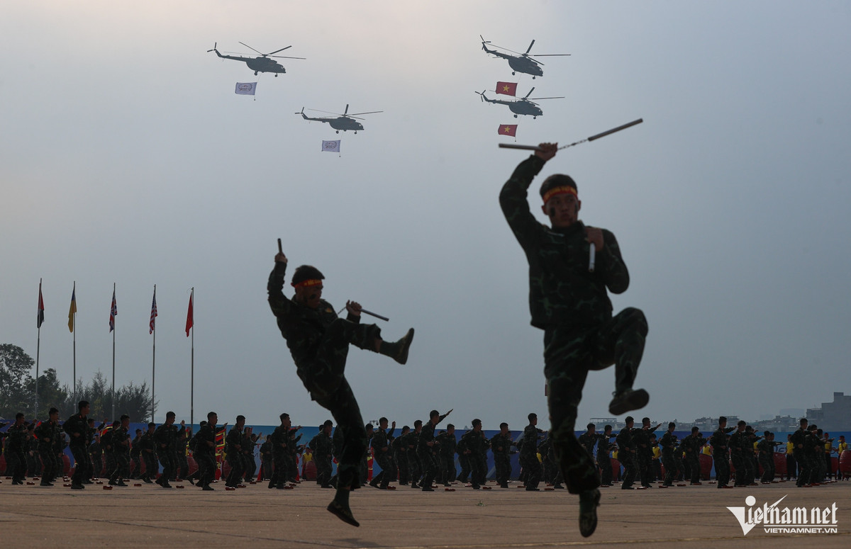 Chia sẻ với các lực lượng tham gia trình diễn, Thượng tướng Phùng Sĩ Tấn cho biết ông rất tự hào vì từng đứng trong hàng ngũ duyệt binh năm 1985. Với triển lãm Quốc phòng quốc tế Việt Nam lần thứ hai cũng diễn ra vào dịp đặc biệt kỷ niệm 80 năm ngày thành lập QĐND Việt Nam và 35 năm ngày hội quốc phòng toàn dân.