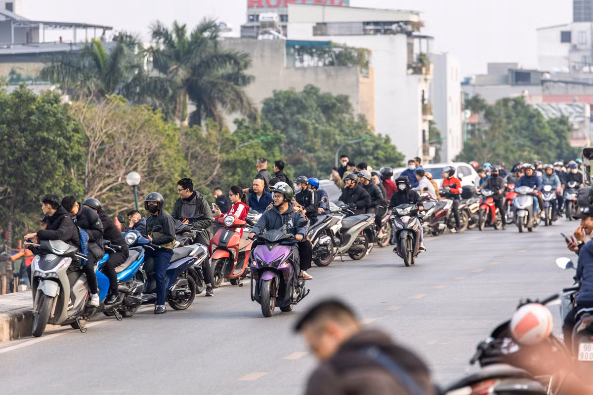 Trong những ngày này rất đông người dân tập trung trên con đê Long Biên - Xuân Quan để chứng kiến màn trình diễn của lực lượng Không quân Việt Nam.