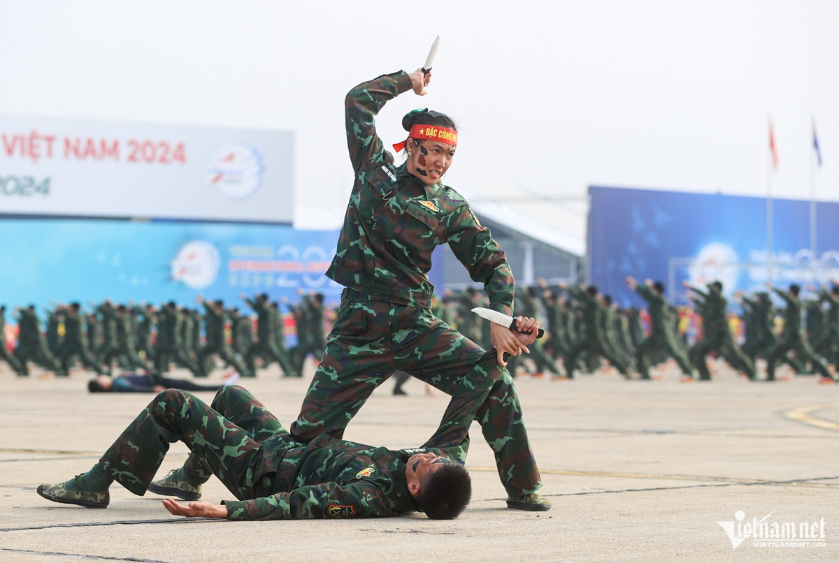 Tuy nhiên, ông vẫn lưu ý thêm từ tổng đạo diện đến chỉ huy từng bộ phận, từng cá nhân tham gia trình diễn làm sao để động tác đều, đẹp, nhịp nhàng, đúng kịch bản.