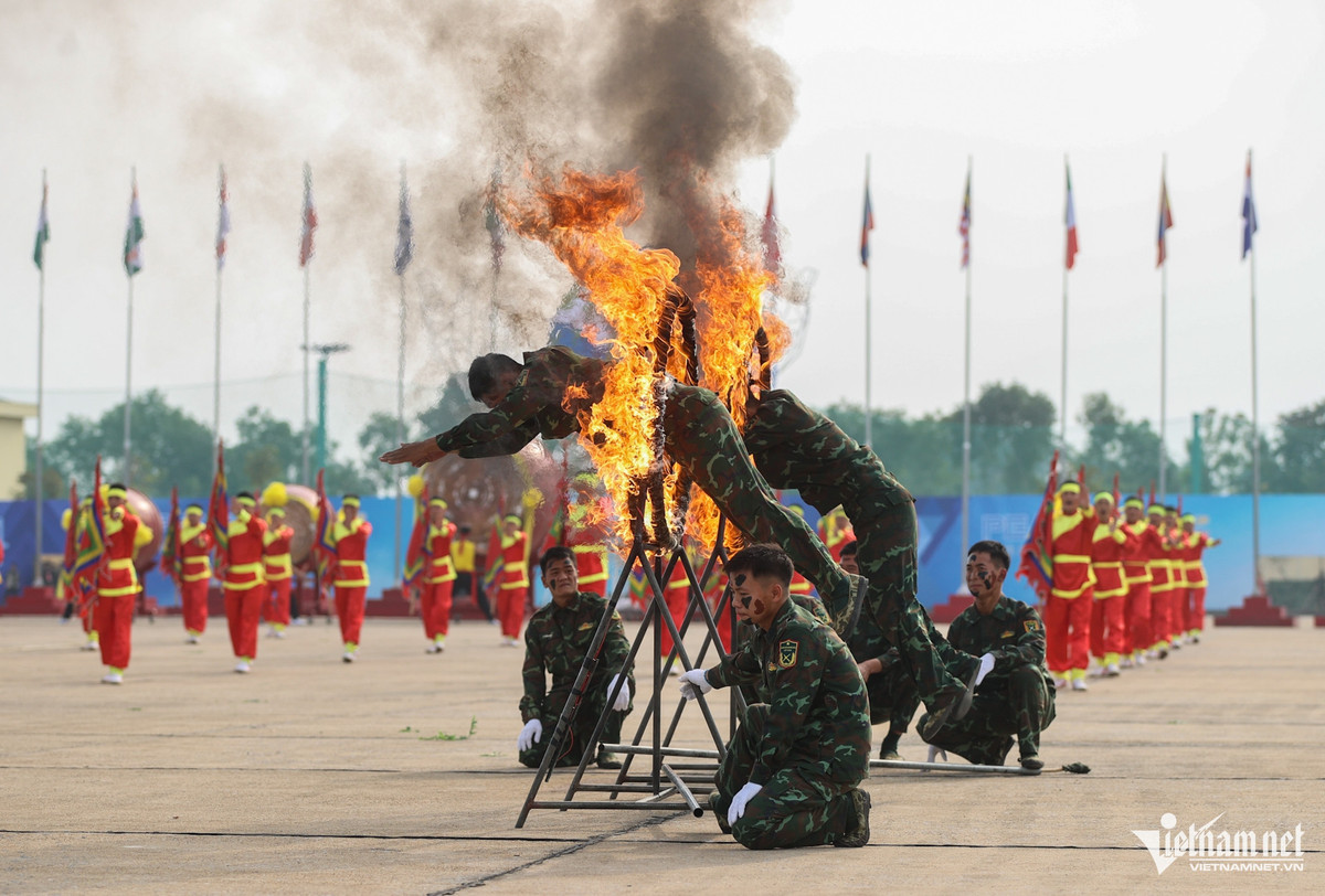 Thượng tướng Phùng Sĩ Tấn nhắc lại những lưu ý của Đại tướng Phan Văn Giang, Bộ trưởng Quốc phòng: "Chúng ta bay không chỉ trong nước mà bay trên toàn thế giới" để nói về vị thế, văn hóa, con người Việt Nam, đặc biệt là Quân đội Việt Nam. Hành động của mỗi cán bộ, chiến sĩ là đại diện cho dân tộc Việt Nam.