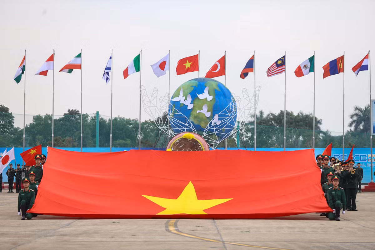 Chiều 9/12, tại sân bay Gia Lâm (Hà Nội), Bộ Quốc phòng tiếp tục tổ chức hợp luyện chuẩn bị cho lễ khai mạc Triển lãm Quốc phòng quốc tế Việt Nam lần thứ 2 năm 2024.