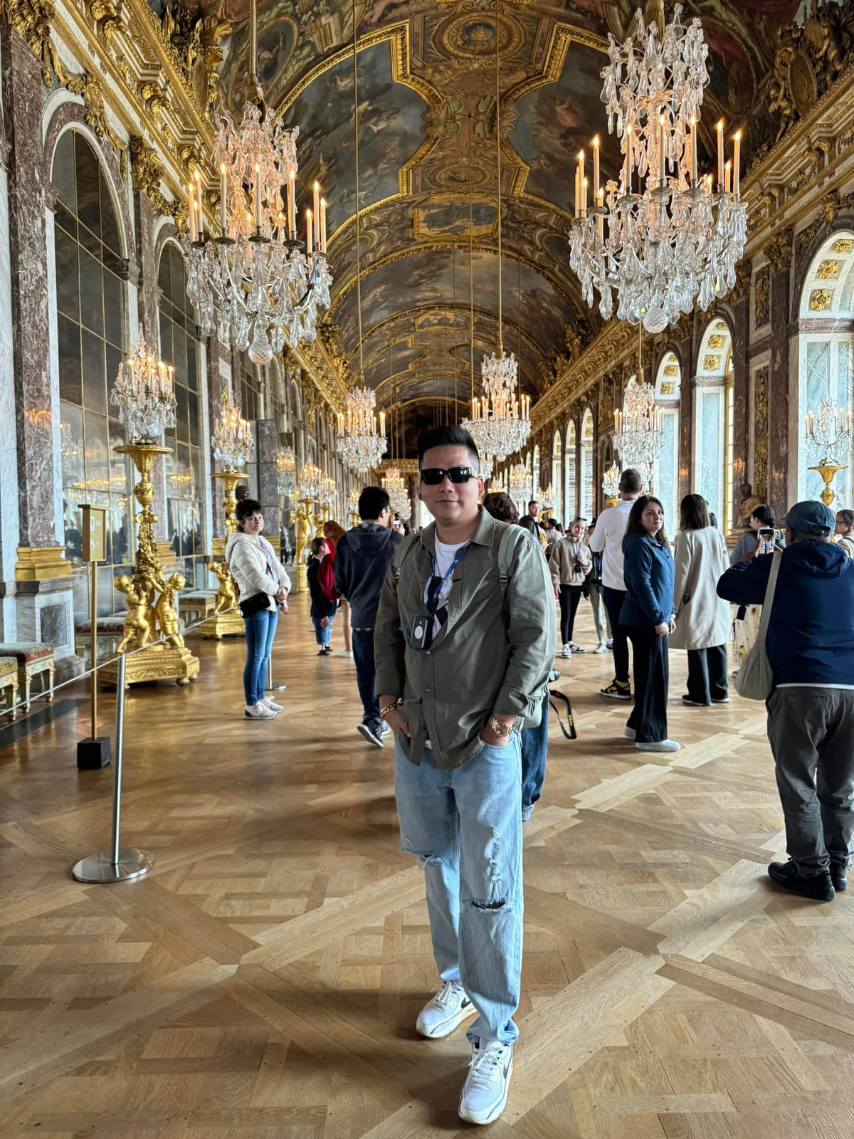 Theo lời chia sẻ của Khoa Pug, anh đang buồn vì bị nhiều người chê mập đến nỗi không thấy cổ đâu.