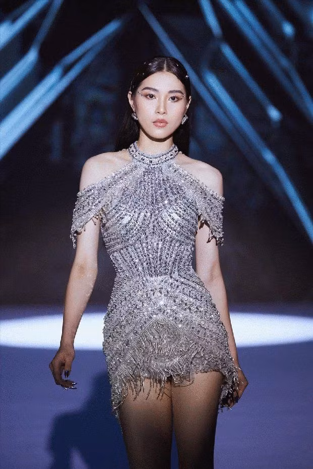 Song khi đang ở đỉnh cao sự nghiệp, Đặng Thu Huyền quyết định giải nghệ và rẽ hướng hoạt động ở lĩnh vực người mẫu, tham gia thi nhan sắc cũng như thử sức ở lĩnh vực MC, hiện tại người đẹp làm ở VTVCab, dẫn sóng ở những chương trình thể thao.