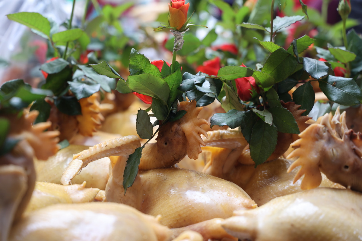 Theo khảo sát, gà cúng ngậm hoa hồng có nhiều kích cỡ, giá dao động từ 400.000 đồng/con - 600.000 đồng, những con lớn có giá từ 700.000 đồng đến cả triệu đồng. Đây là mức giá đắt hơn so với ngày thường.