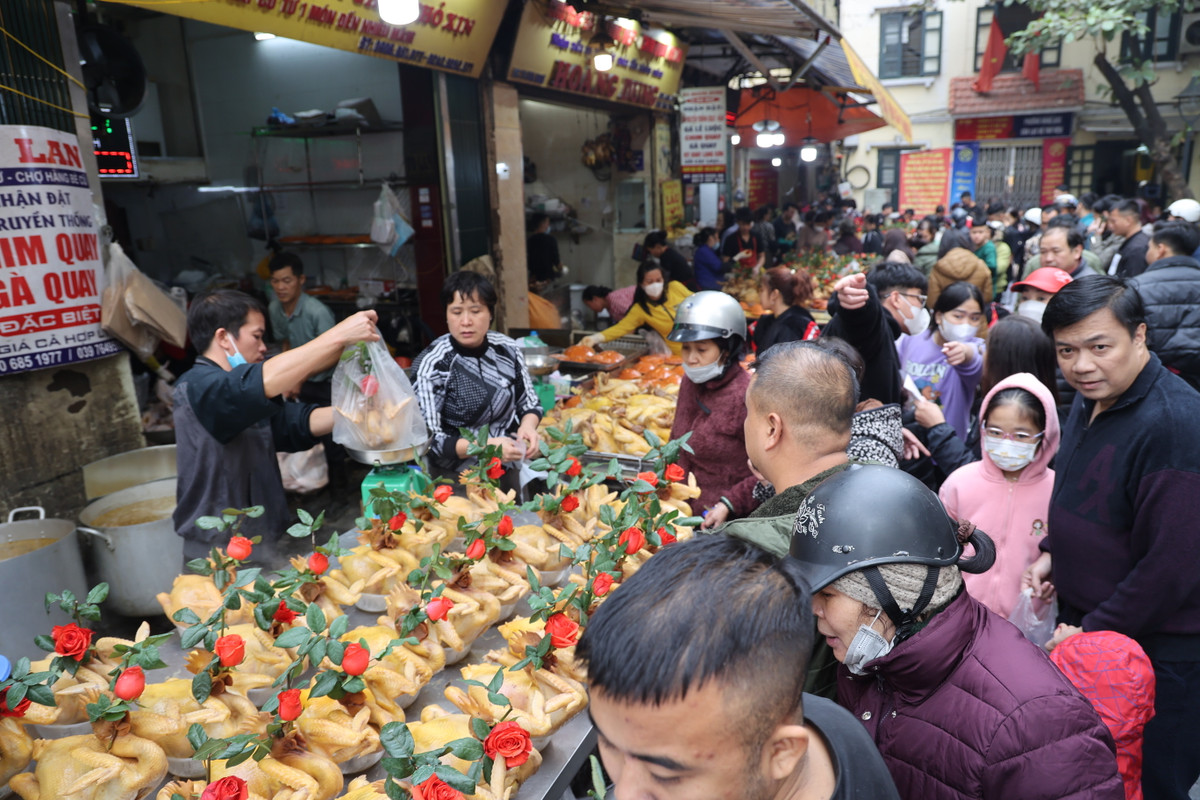 Người dân chen nhau để lựa chọn gà cúng tất niên và giao thừa.