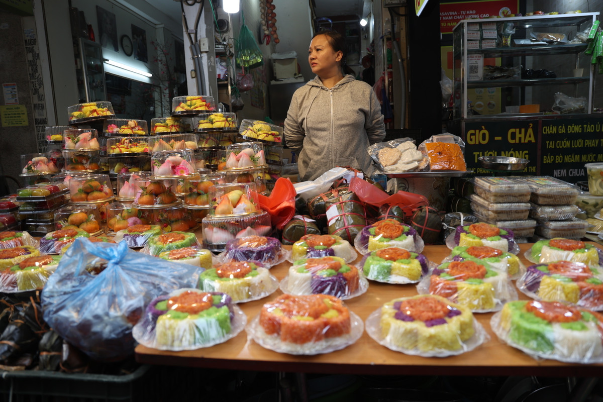 Một số gian hàng khác bán đồ cúng lễ cũng đông nghịt người