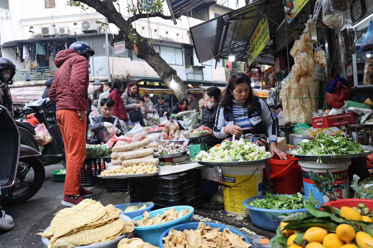 Ngoài gà những sản phẩm rau củ cùng khá đông khách.