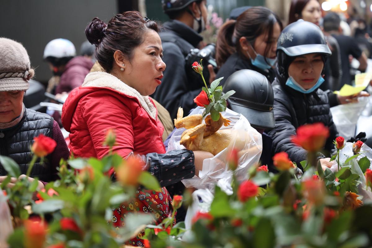 Theo ghi nhận của PV sáng 21/1, hàng trăm người đã có mặt tại đây để chọn những đồ cúng như vàng mã, hoa quả, cá chép đỏ, gà cánh tiên...