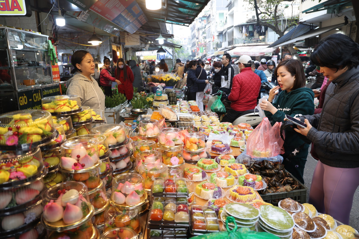 Những chiếc bánh đủ loại màu sắc cũng là một phần không thể thiếu cho mâm cỗ cúng tất niên và giao thừa.