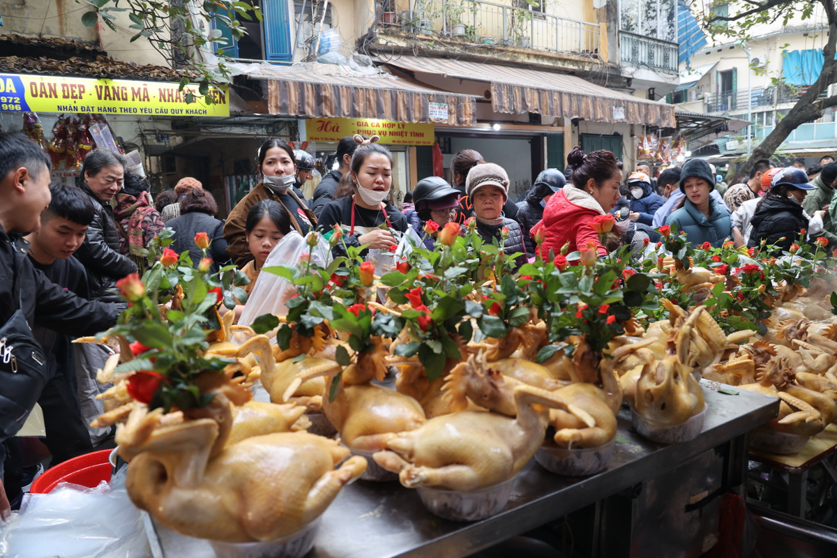 Chủ cửa hàng Tô Lan (chợ Hàng Bè) cho biết những ngày này, cửa hàng bán được hàng nghìn con gà và luôn phải “chạy hết công suất” để phục vụ khách hàng.