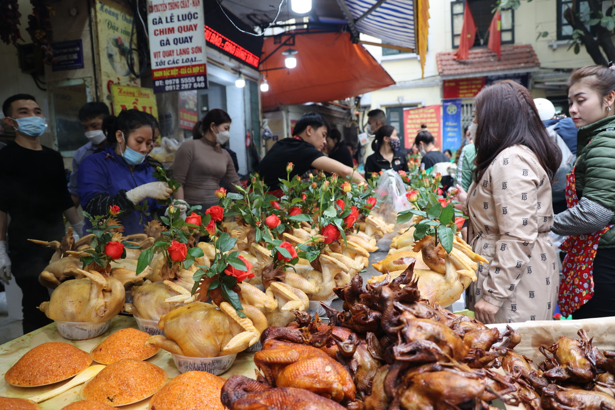 Thực phẩm phục vụ cho việc cúng tất niên và giao thừa được các chủ hàng chuẩn bị từ sớm để phục vụ người mua.