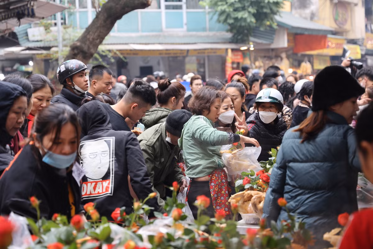 Chợ Hàng Bè nổi tiếng là khu chợ với đồ ăn tươi ngon nhưng giá cao nên được ví là khu chợ “nhà giàu” của Hà Nội.