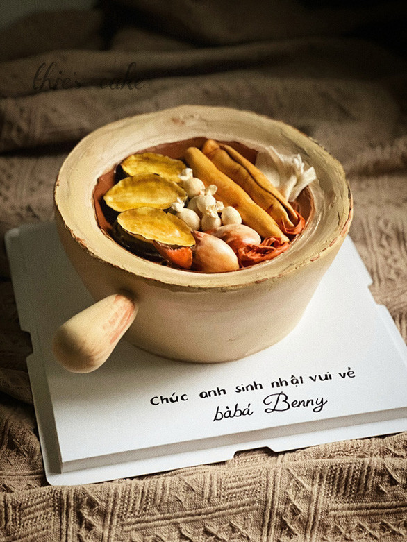 Từ tác phẩm đầu tiên này, Đào tiếp tục nhận được nhiều đơn hàng khó hơn. Một người bạn đã nhờ cô làm bánh hình rạp cưới để tặng sinh nhật người bạn làm nghề này. Ban đầu bà mẹ bỉm sữa này từ chối vì nghĩ mình không làm được nhưng vị khách thuyết phục cô thử sức với câu nói "Anh tin chắc chắn em làm được".