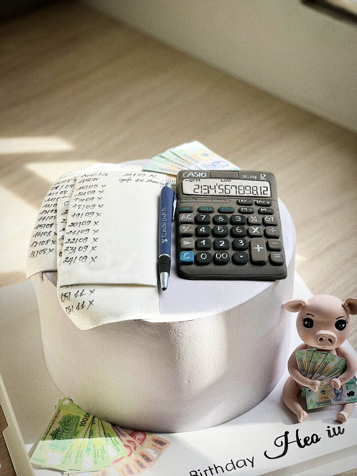 Đằng sau mỗi chiếc bánh tạo hình còn là câu chuyện của người mua. Có một người con gái đặt chiếc bánh tặng sinh nhật mẹ - người làm chủ một shop hoa tươi. Đào đã xin tấm hình cửa hàng hoa đó và phác họa lại trên bánh.