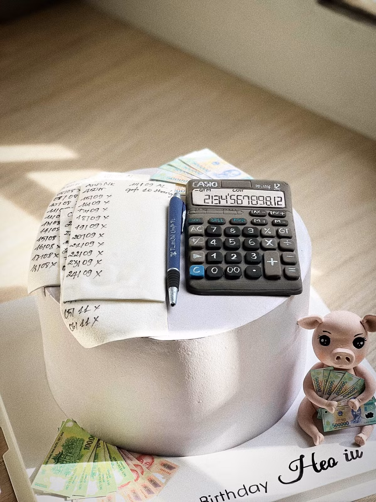 Đằng sau mỗi chiếc bánh tạo hình còn là câu chuyện của người mua. Có một người con gái đặt chiếc bánh tặng sinh nhật mẹ - người làm chủ một shop hoa tươi. Đào đã xin tấm hình cửa hàng hoa đó và phác họa lại trên bánh.