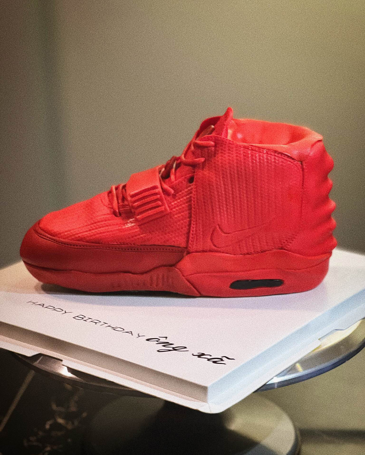 Khi nhận chiếc bánh, vị khách phải thốt lên ngạc nhiên. Anh cho biết mọi người có mặt trong buổi sinh nhật đều ngỡ ngàng vì sự chân thật và đẹp của nó.