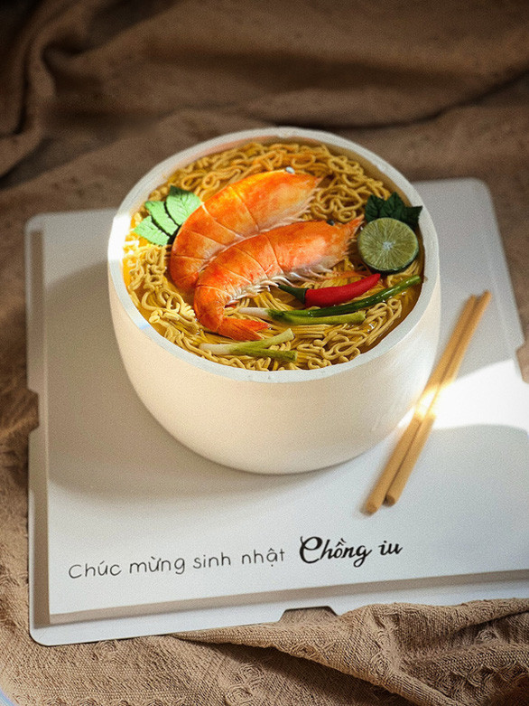 Những chiếc bánh gato là một phần không thể thiếu trong những bữa tiệc sinh nhật. Thay vì bánh kem đơn giản như xưa, nay nó đã được nâng tầm nghệ thuật, thậm chí quá đẹp và siêu thực mà nhiều người không dám động dao để cắt. Điển hình như những tác phẩm của cô gái có tên Nguyễn Hồng Đào đến từ Bạc Liêu mới đây.