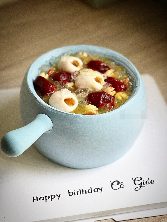 Chủ nhân của những chiếc bánh sinh nhật siêu thực đang hot trên mạng là Hồng Đào kể, khi làm nhân viên bán hàng thi thoảng được chủ tiệm dạy cách viết chữ lên bánh hoặc sửa những chi tiết nhỏ trước khi giao cho khách. Kể từ đó, cứ rảnh rỗi cô lên mạng học về bánh, tập tành làm cho người thân ăn.