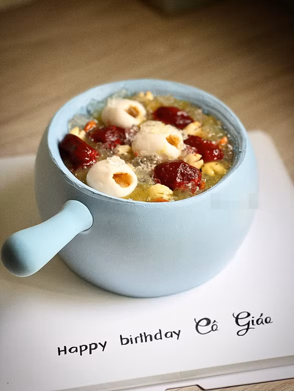 Chủ nhân của những chiếc bánh sinh nhật siêu thực đang hot trên mạng là Hồng Đào kể, khi làm nhân viên bán hàng thi thoảng được chủ tiệm dạy cách viết chữ lên bánh hoặc sửa những chi tiết nhỏ trước khi giao cho khách. Kể từ đó, cứ rảnh rỗi cô lên mạng học về bánh, tập tành làm cho người thân ăn.